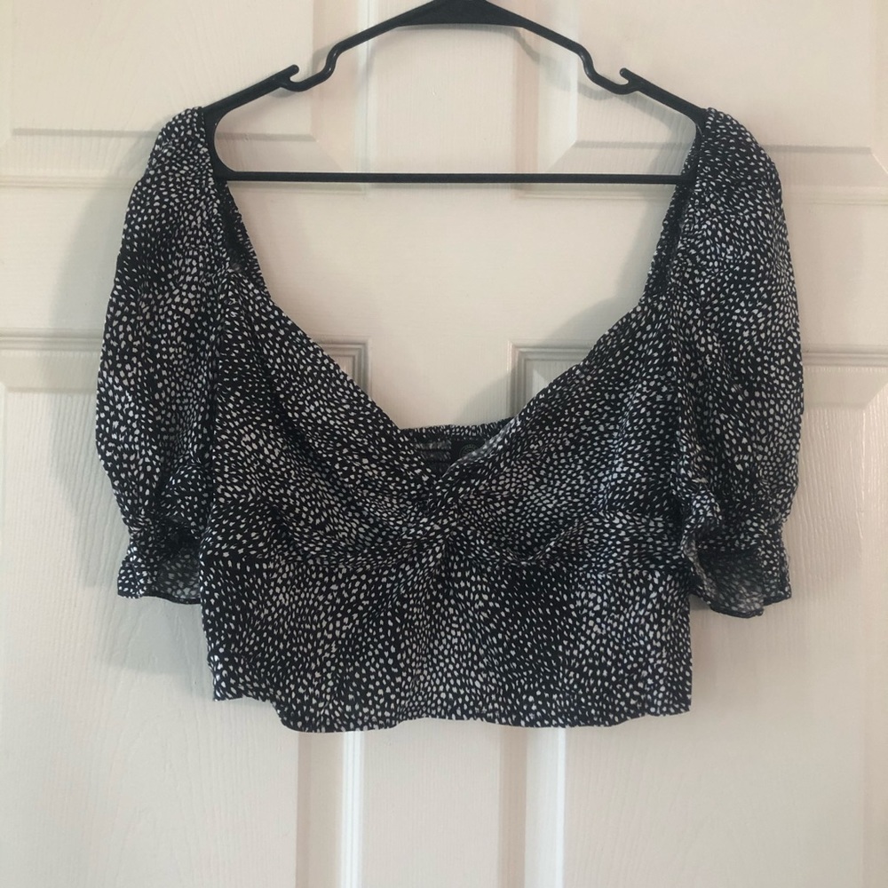 UO Twist-Front Puff Sleeve Blouse - Picture 2 of 4